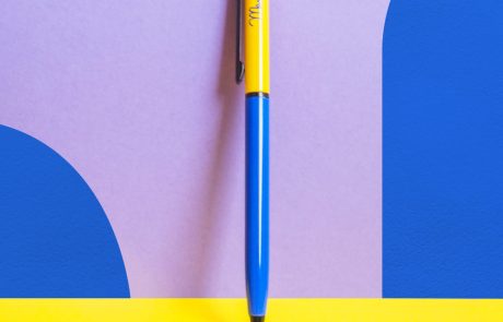 Bolígrafo metálico amarillo y azul