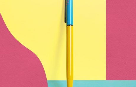 Bolígrafo metálico amarillo y azul