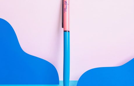 Bolígrafo metálico rosa y azul