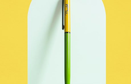 Bolígrafo metálico amarillo y verde