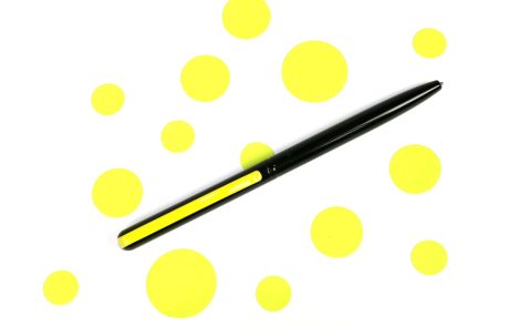 bolígrafo metálico mini sobre puntos color amarillo