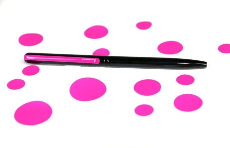 bolígrafo metálico mini sobre puntos color fucsia