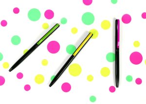 tres bolígrafos sobre puntos de colores