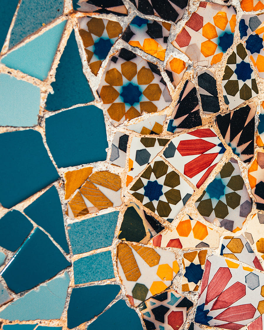 Detalle mosaico de un banco Parque Güell de Barcelona